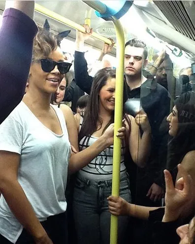 Ünlüler de metroyu kullanıyor