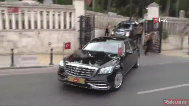 Cumhurbaşkanı Erdoğan, Cuman namazı öncesi annesi Tenzile ve babası Ahmet Erdoğan'ın mezarlarını ziyaret etti