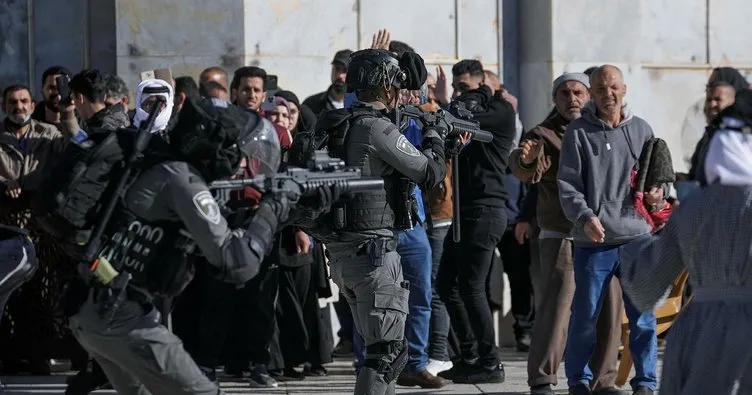 Son dakika: İsrail polisinden Mescid-i Aksa’da bulunan Kıble Mescidi’ne baskın!