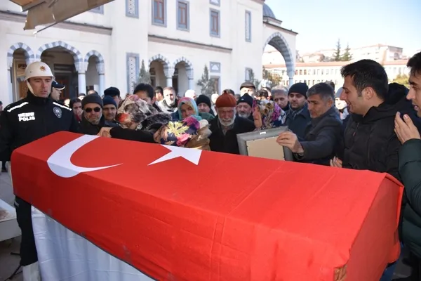 depremde-vefat-eden-polis-memuru-ogretmen-ve-7-yasindaki-cocuk-son-yolculuga-ugurlandi-1675861835105.jpg