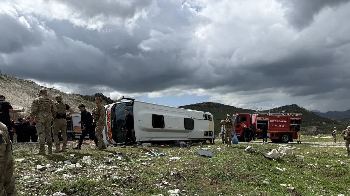 SON DAKİKA: Diyarbakır-Bingöl karayolunda yolcu midibüsü devrildi; Yaralılar var SON DAKİKA: Diyarbakır-Bingöl karayolunda yolcu midibüsü devrildi; Yaralılar var
