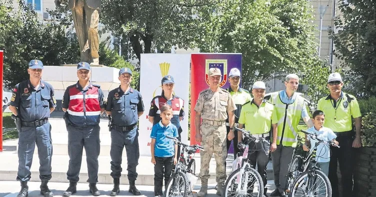 Minik trafikçilere bisiklet ödülü
