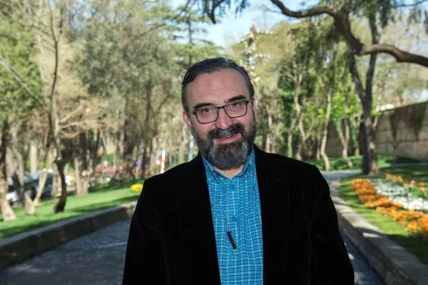 Yüzünüz vatandır bize