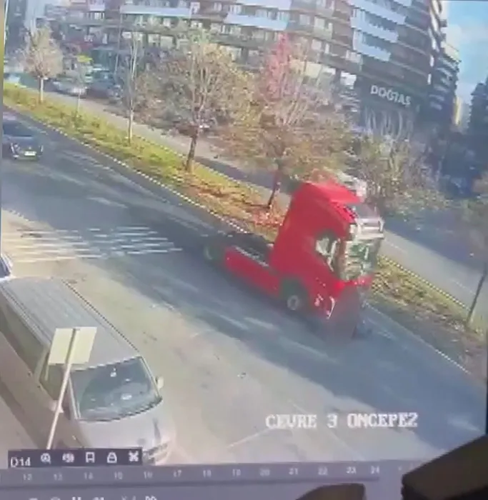 Pendik’te feci kaza: Kullandığı skuterle TIR’ın altında 150 metre sürüklendi!