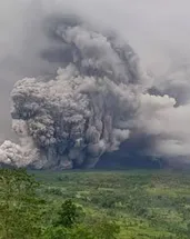Semeru Yanardağı yeniden patladı