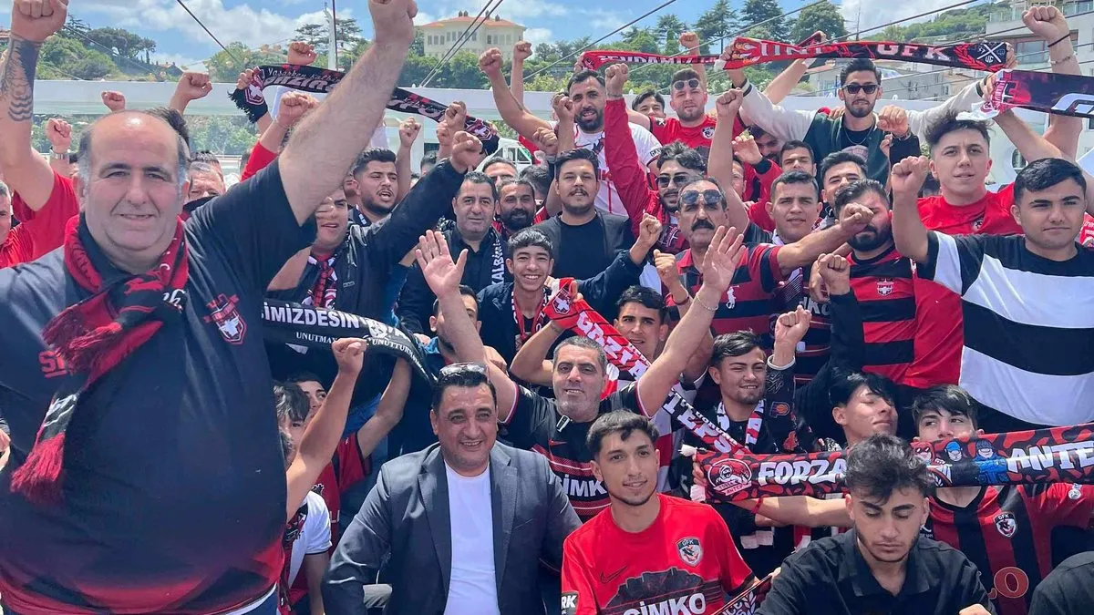Gaziantep FK taraftarları boğazı inletti! Bünyamin Bozgeyik: Uzun vadede vizyonumuz Avrupa kupaları