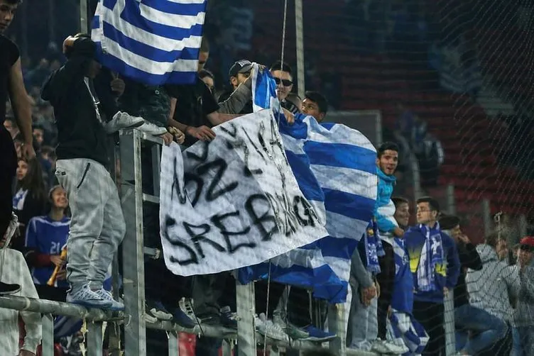Yunan taraftarlardan Srebrenitsa pankartı
