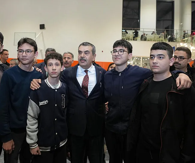 bakan-tekin-ogrenci-ve-ogretmenlerle-iftarda-bir-araya-geldi-1773169023773.jpg Bakan Tekin, öğrenci ve öğretmenlerle iftarda bir araya geldi