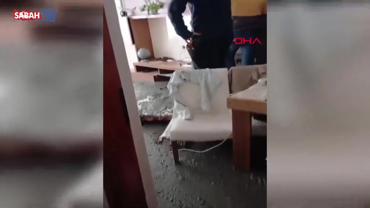 Avcılar’da mikser hortumu bitişikteki evin duvarını deldi: Salon betonla doldu | Video videosunu izle Avcılar’da mikser hortumu bitişikteki evin duvarını deldi: Salon betonla doldu | Video videosunu izle