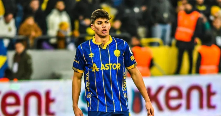 Ezeli rakipler genç stoperin peşinde!