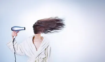 Saçlarınızın her telini “kızartıyor” olabilirsiniz! Sakın kurutma makinesini bu ayarda kullanmayın