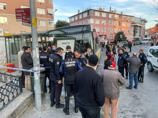 son-dakika-eyupsultanta-iett-otobusu-duraga-daldi-cok-sayida-kisi-yaralandi-1641450072532.jpg