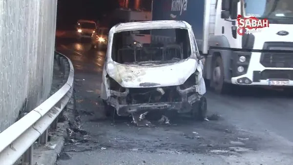 Esenyurt'ta alt geçitte ticari minibüs alev alev yandı