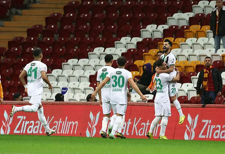 Son dakika: Galatasaray ilk yarıda şoka uğradı Denizlispor tarihe geçti! Abdülkadir Sünger maça damga vurdu…