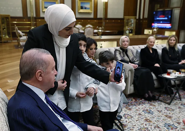 baskan-erdogan-cumhurbaskanligi-kultur-ve-sanat-buyuk-odulleri-sahiplerini-kabul-etti-1766096602552.jpg Başkan Erdoğan, 'Cumhurbaşkanlığı Kültür ve Sanat Büyük Ödülleri' sahiplerini kabul etti