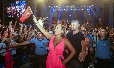 Demet Akalın sahnede düştü