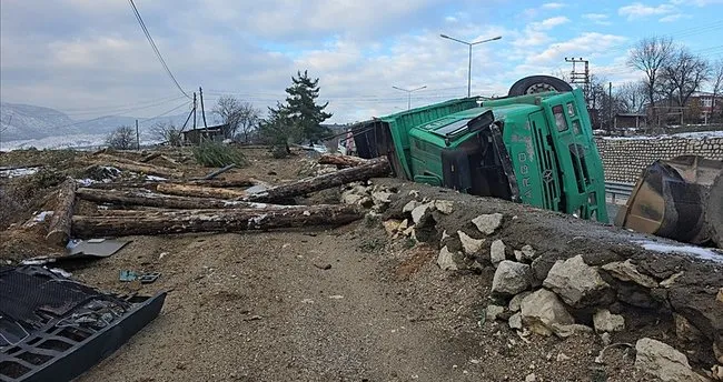 Tomruk yüklü kamyon devrildi 2 kişi hayatını kaybetti