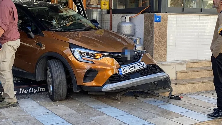 Fren yerine gaza bastı: İş yerine böyle daldı!