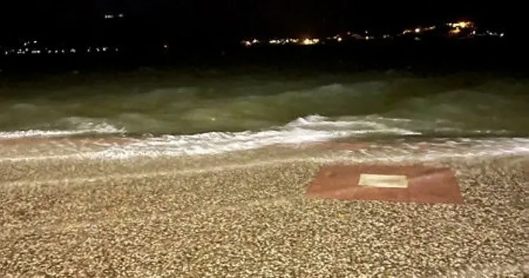 Fethiye’de şiddetli fırtına nedeniyle deniz taştı
