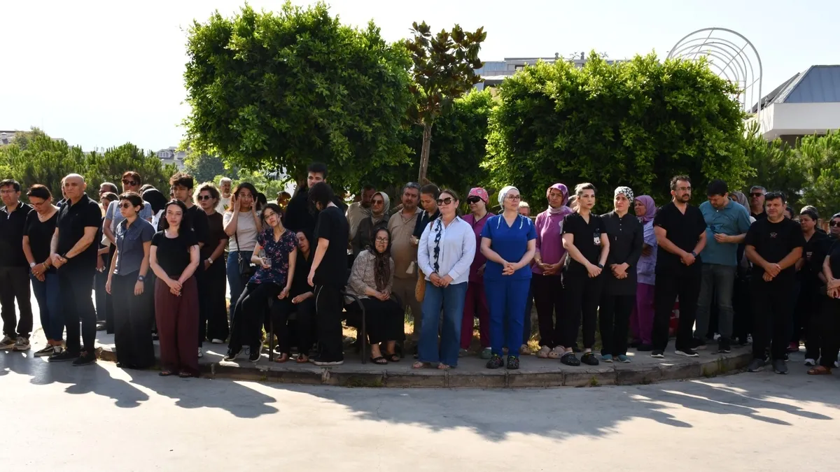 Alanya'da motosiklet kazasında hayatını kaybeden sağlık çalışanı Özgür Metin için düzenlenen törenden bir görüntü.
