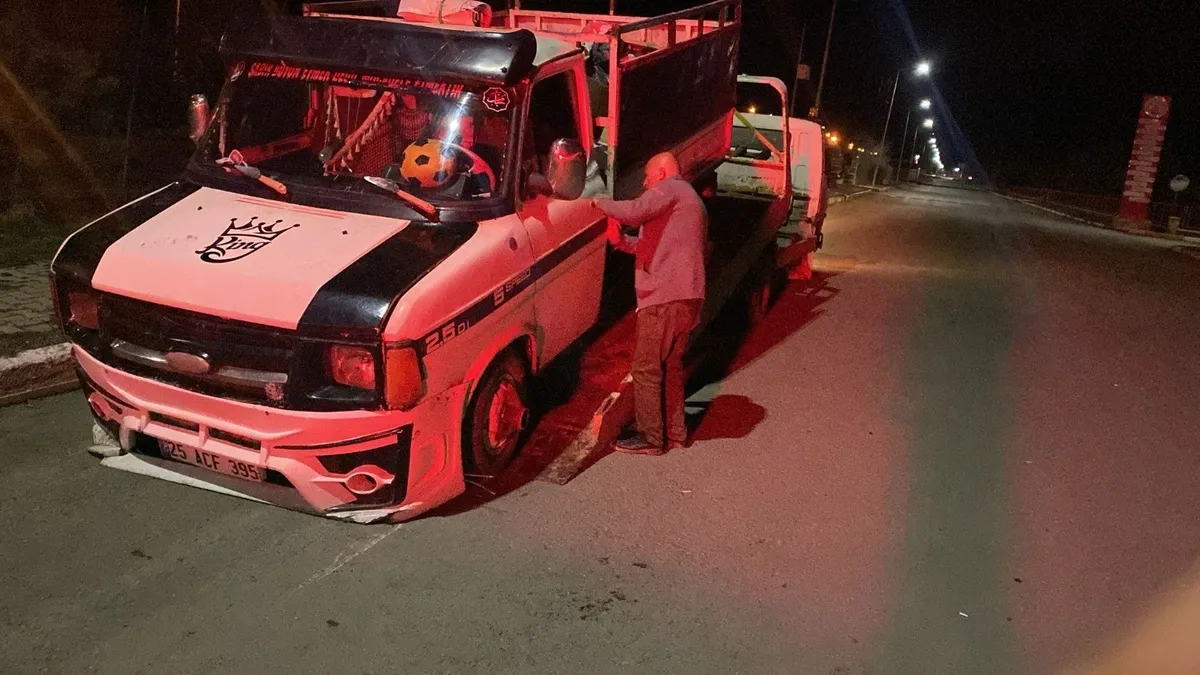 Ehliyetsiz sürücüye 83 bin lira ceza! Uyuşturucuyla yakalanan yolcu gözaltında Ehliyetsiz sürücüye 83 bin lira ceza! Uyuşturucuyla yakalanan yolcu gözaltında