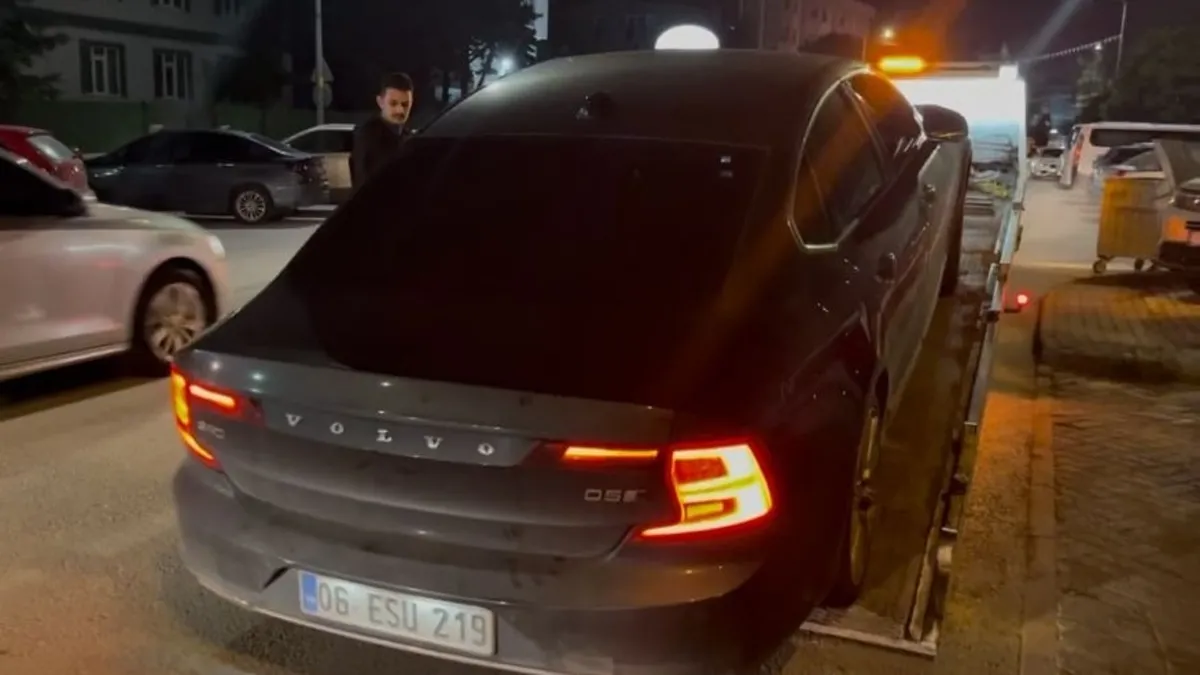 Bursa'da trafik ekipleri tarafından durdurulan çakarlı araç ve sürücüsü.