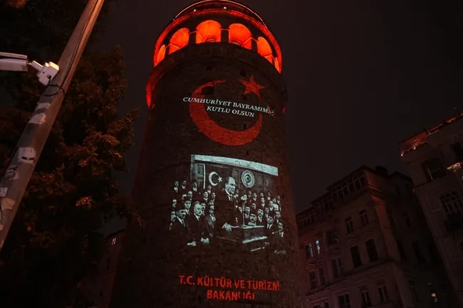cumhuriyetin-103-yillik-isigi-galata-kulesini-aydinlatti-1793297401300.jpeg