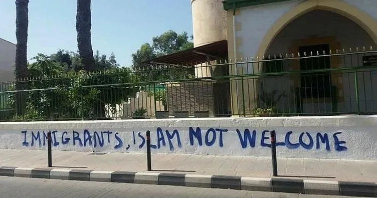 Güney Kıbrıs’ta camiye çirkin saldırı