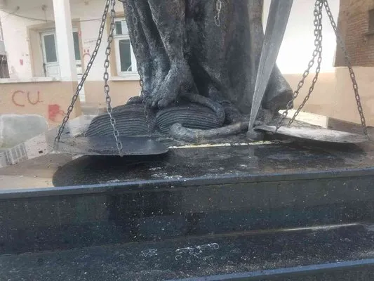 Adalet Anıtını ateşe veren 2 şüpheli gözaltına alındı