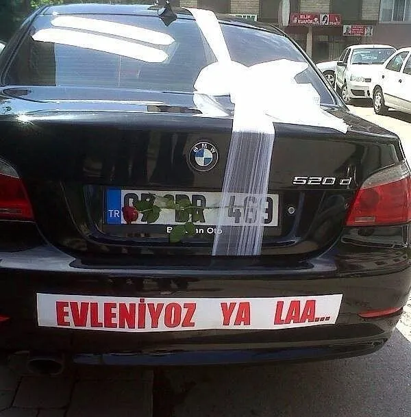 Gelin arabasına öyle bir yazı yazdı ki...