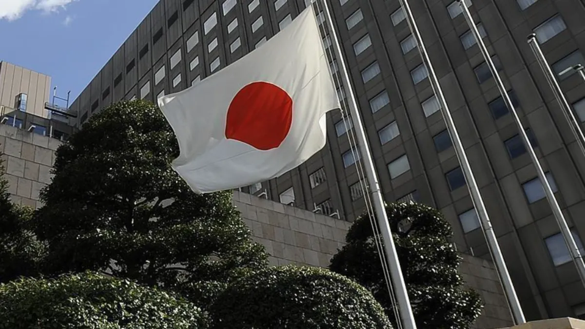 Japonya ve ABD bayrakları yan yana, nükleer sembolü ile birlikte.