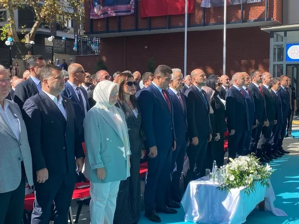ulastirma-ve-altyapi-bakani-uraloglu-akcakocada-okul-acilisina-katildi-1757597940090.jpg