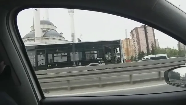 istanbul-beylikduzunde-iki-metrobus-carpisti-cok-sayida-yarali-1651249407163.jpg