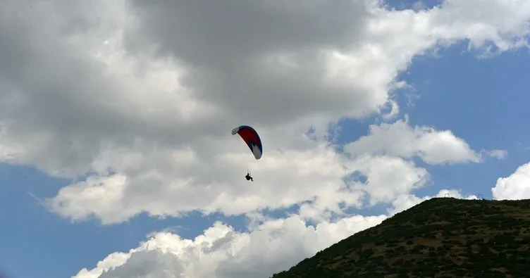 Bingöl’de bin 800 rakımlı tepede paraşüt yarışmaları düzenlendi