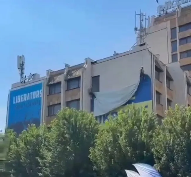 zelenskiynin-aciklamasi-sonrasi-kosovadan-dikkat-ceken-hamle-dev-bayrak-kaldirildi-1786287224391.jpeg Zelenskiy’nin açıklaması sonrası Kosova’dan dikkat çeken hamle: Dev bayrak kaldırıldı!