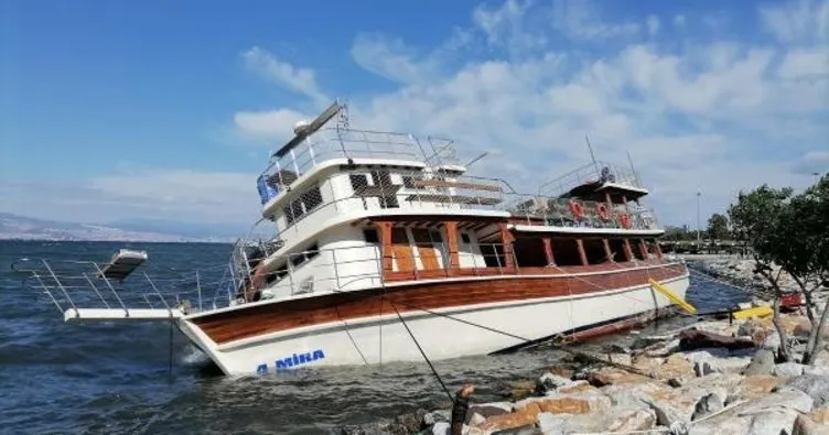 İzmir’de fırtına: Tekne yan yattı
