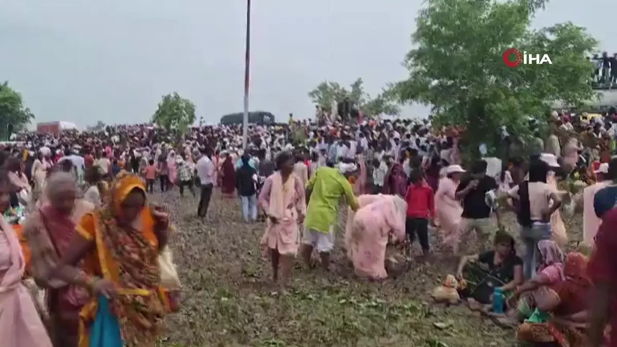 Hindistan’da ayin sırasında yaşanan izdihamda can kaybı 107’ye yükseldi Hindistan’da ayin sırasında yaşanan izdihamda can kaybı 107’ye yükseldi