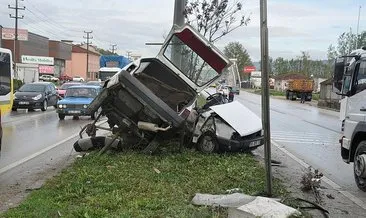 Bursa’da direğe çarpıp, ikiye ayrılan otomobilin sürücüsü hayatı kaybetti
