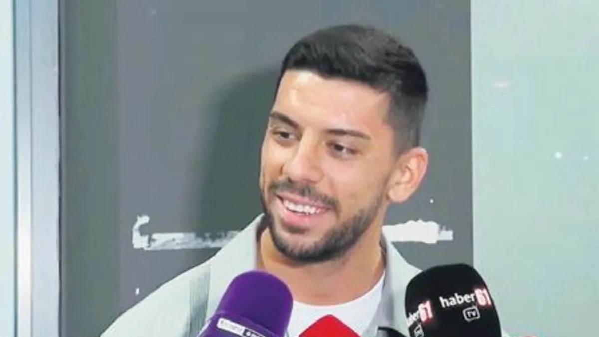 Trabzonspor'un yeni transferi Cenk Özkaçar'ın imza atacağı anı gösteren görsel.