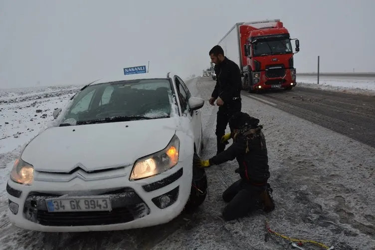 Siverek-Diyarbakır karayolu kar nedeniyle kapandı