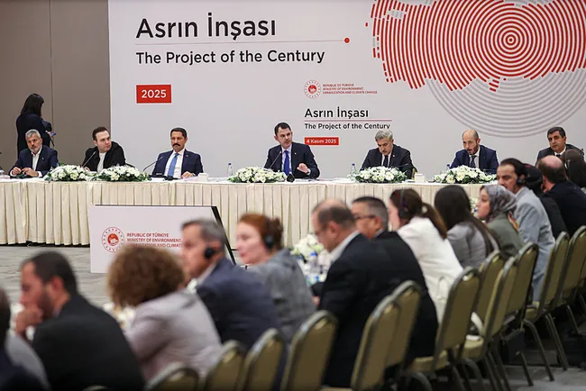 Bakan Kurum, yerli ve yabancı gazetecilere asrın inşa seferberliğini anlattı: Muazzam bir koordinasyonla çalışıyoruz