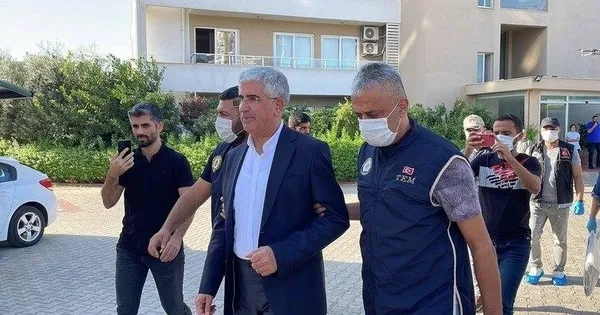 mersin-buyuksehir-belediyesinde-teror-yuvalanmasi-pkk-elebasi-karayilan-ile-gorusen-sozde-gazeteciye-para-akit-1664530226492.jpeg Mersin Büyükşehir Belediyesi'nde terör yuvalanması! PKK elebaşı Karayılan ile görüşen sözde gazeteciye para akıtmışlar