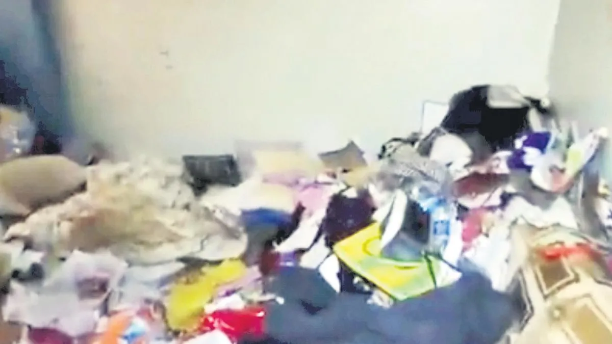 Çöp evin sahipleri komşuları bezdirdi