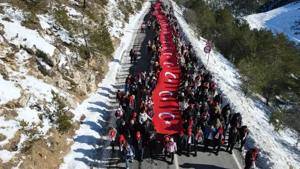 sarikamis-sehitleri-icin-2-bin-50-rakimli-zigana-daginda-yuruduler-1704639300236.jpeg