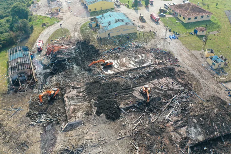 Son dakika! Sakarya'daki fabrika görüntüleri patlamanın şiddetini ortaya çıkardı!