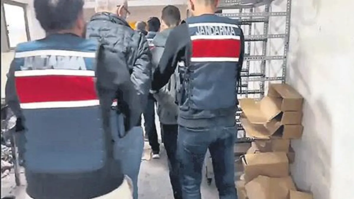 Sahte plaka üreten 3 şüpheli yakalandı Sahte plaka üreten 3 şüpheli yakalandı