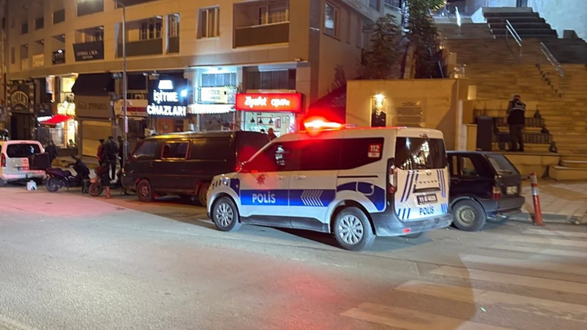 Kız arkadaşına sarılan şahsı bıçakladı!