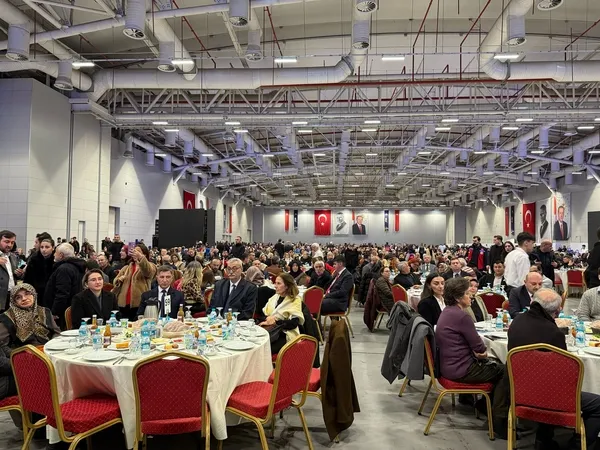 cumhurbaskani-yardimcisi-cevdet-yilmaz-ve-istanbul-valisi-davut-gul-sehit-aileleri-ve-gazilerle-iftarda-bir-ar-1742322753925.jpg