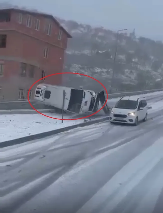 kayseride-feci-kaza-devrilen-minibuse-otomobil-carpti-1744617959019.jpg
