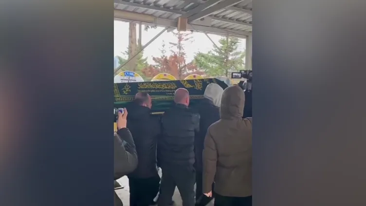 En zor veda! Tanyeli son yolculuğuna uğurlandı: Oğlu ve eşinin hali yürekleri dağladı